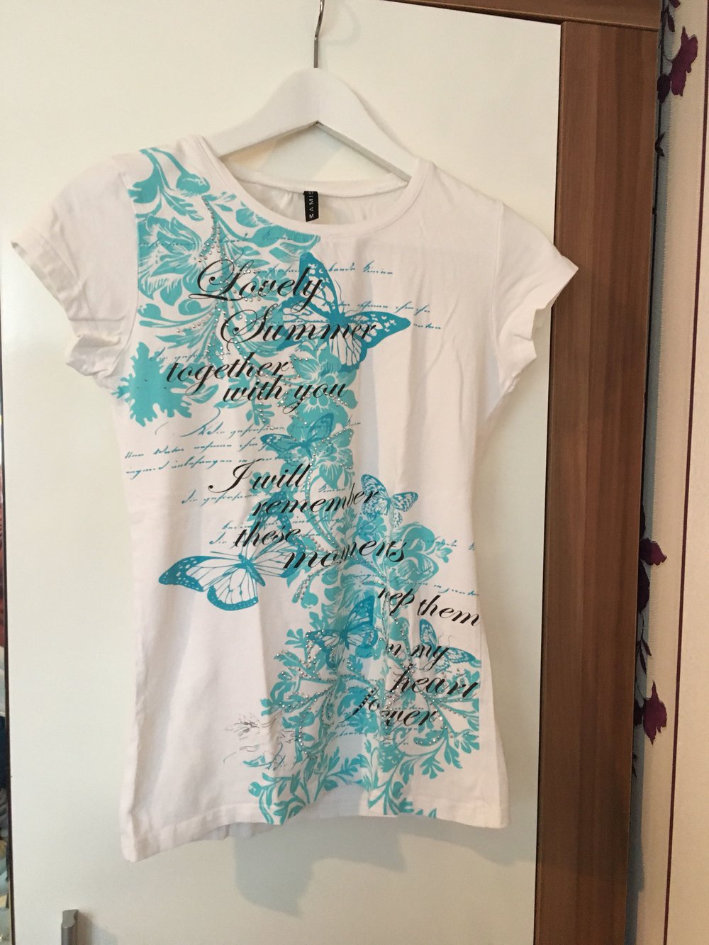 Amisu - Weißes T-Shirt mit türkisen Schmetterlingen und Blumen und Glitzer  Steinchen / Pailletten, Shirt, Tshirt, schwarze Schrift