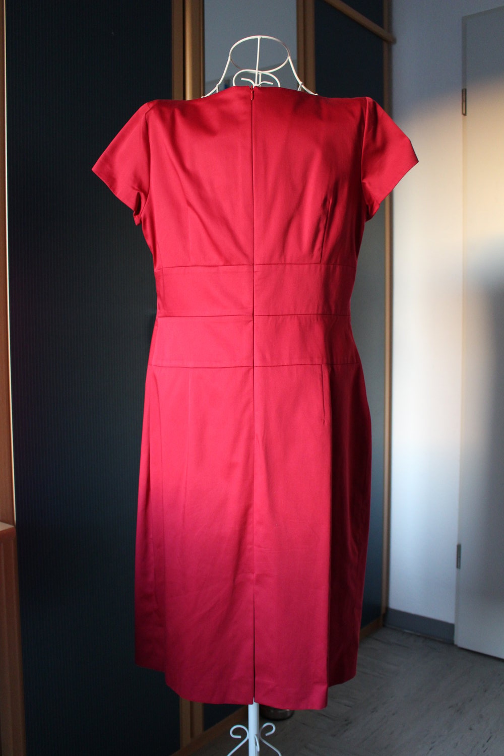 363. Schönes 42, Gr. Kleid von Daniel Hechter/Paris/, fuchsia-rot